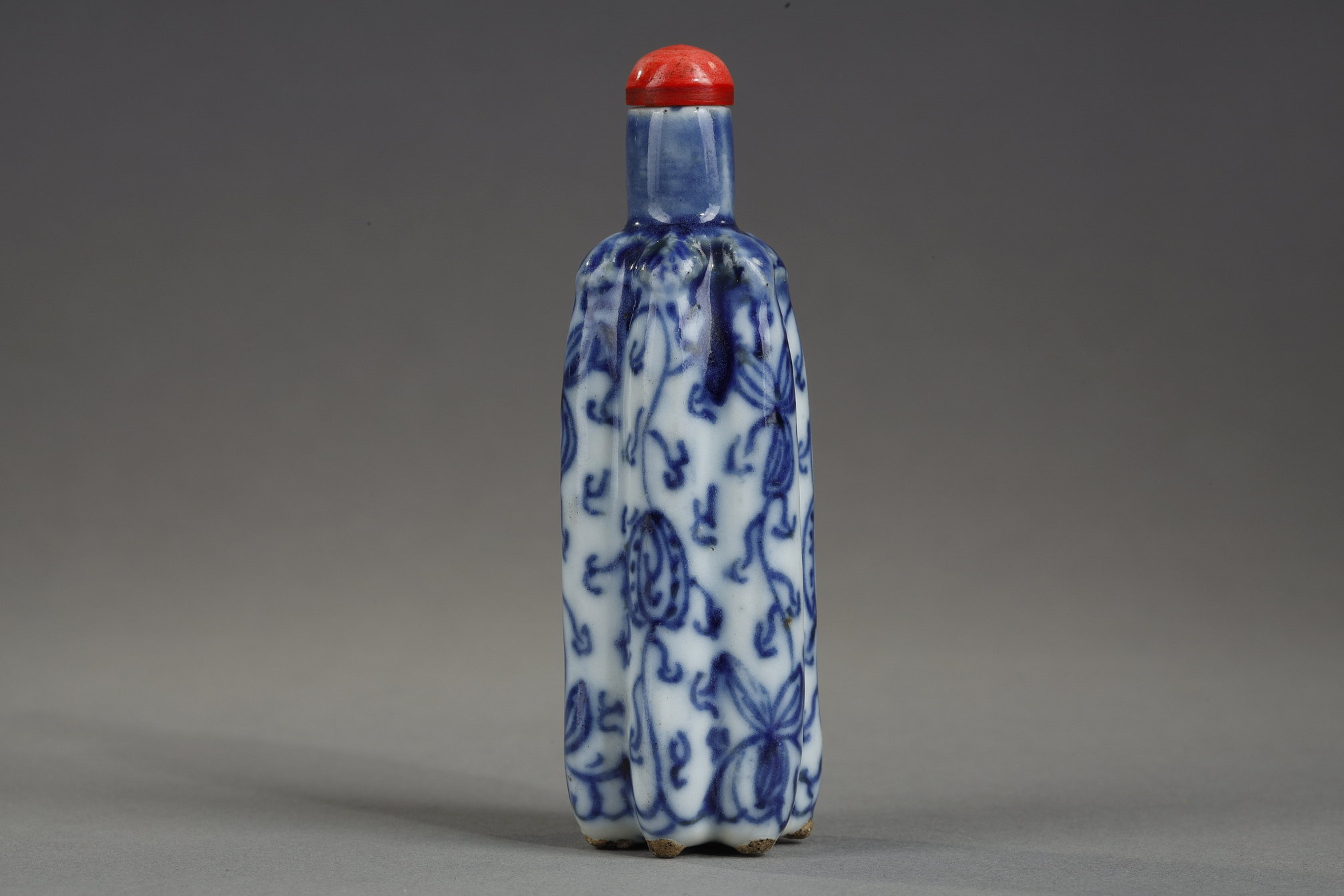 Snuff bottle blue and white porcelain melon-shaped bottle